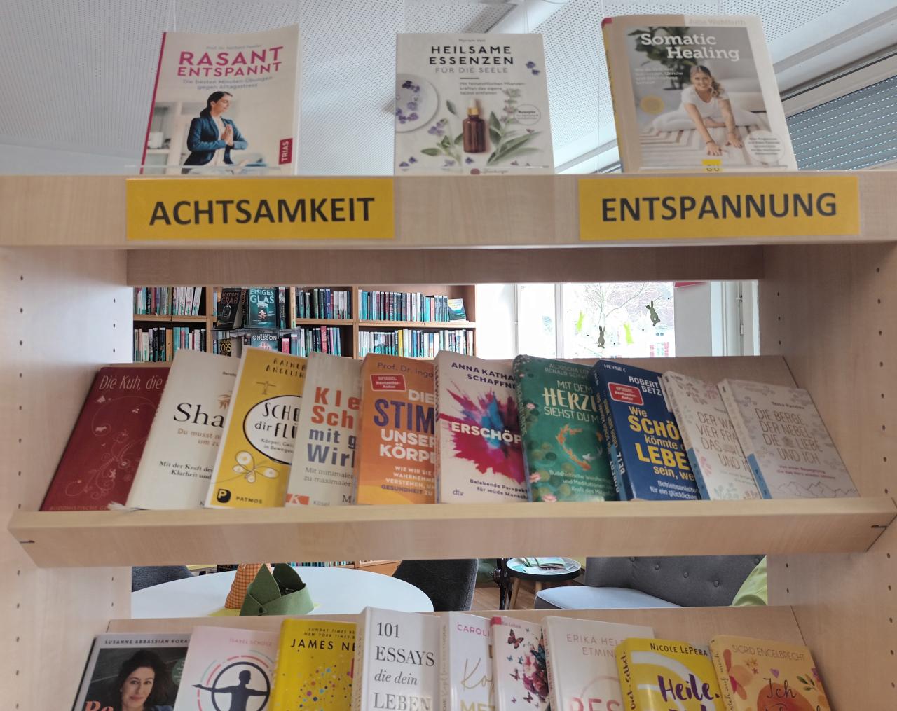 Themenregal im März