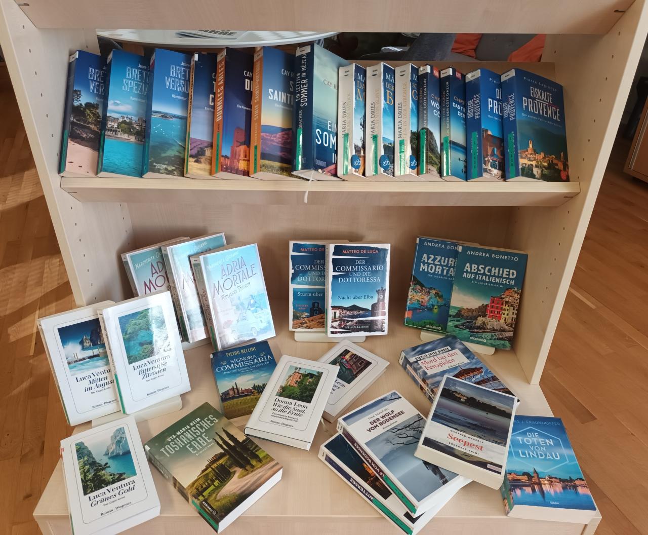 Präsentationsregal Mai/Juni