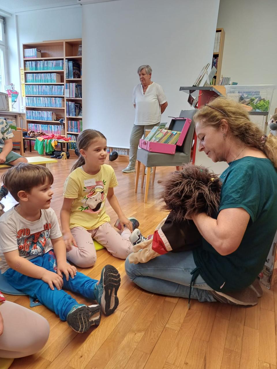 Ida begrüßt die Kinder