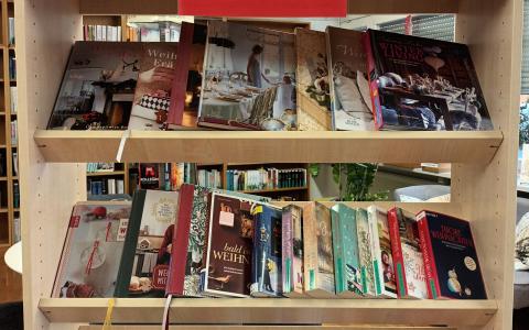 Präsentationsregal Dezember