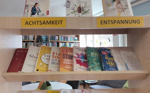 Themenregal im März